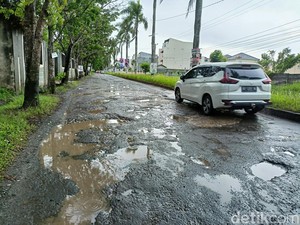 Warga OPI Raya Palembang Keluhkan Jalan Rusak-Berlubang, Sering Terjadi Laka