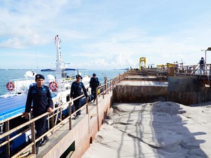 Kapal Singapura Ketahuan Nyolong Pasir di Batam, Kena Deh!