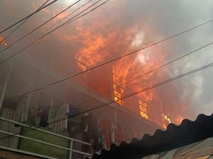 22 Unit Damkar Dikerahkan Padamkan Kebakaran di Jembatan Besi