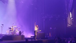 Video: 6 Aksi Paul Klein di Konser LANY Jakarta