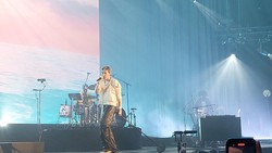 Punya 3 Menit Saat Kebakaran LA, Vokalis LANY Pilih Ambil Gitar John Mayer