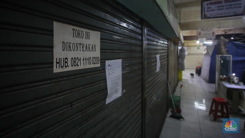 Pasar Tebet Barat yang berada di wilayah pemukiman elit Jakarta Selatan yang dulunya ramai kini nampak sepi pembeli. (CNBC Indonesia/Faisal Rahman) Pasar Tebet Barat yang berada di wilayah pemukiman elit Jakarta Selatan yang dulunya ramai kini nampak sepi pembeli. (CNBC Indonesia/Faisal Rahman)