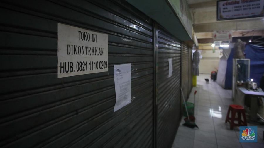Pasar Tebet Barat yang berada di wilayah pemukiman elit Jakarta Selatan yang dulunya ramai kini nampak sepi pembeli. (CNBC Indonesia/Faisal Rahman)