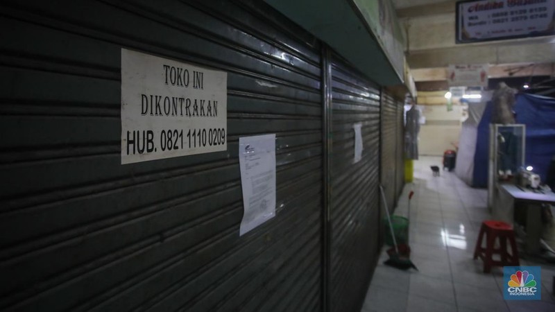 Pasar Tebet Barat yang berada di wilayah pemukiman elit Jakarta Selatan yang dulunya ramai kini nampak sepi pembeli. (CNBC Indonesia/Faisal Rahman)