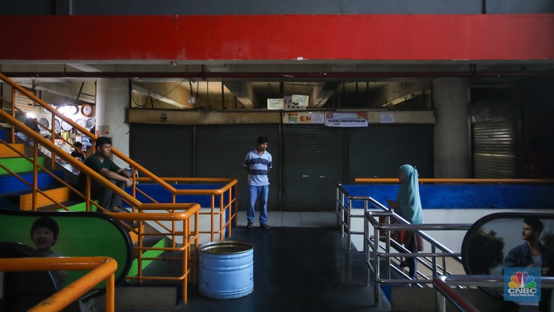 Pasar Tebet Barat yang berada di wilayah pemukiman elit Jakarta Selatan yang dulunya ramai kini nampak sepi pembeli. (CNBC Indonesia/Faisal Rahman) Pasar Tebet Barat yang berada di wilayah pemukiman elit Jakarta Selatan yang dulunya ramai kini nampak sepi pembeli. (CNBC Indonesia/Faisal Rahman)