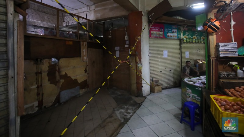 Pasar Tebet Barat yang berada di wilayah pemukiman elit Jakarta Selatan yang dulunya ramai kini nampak sepi pembeli. (CNBC Indonesia/Faisal Rahman)