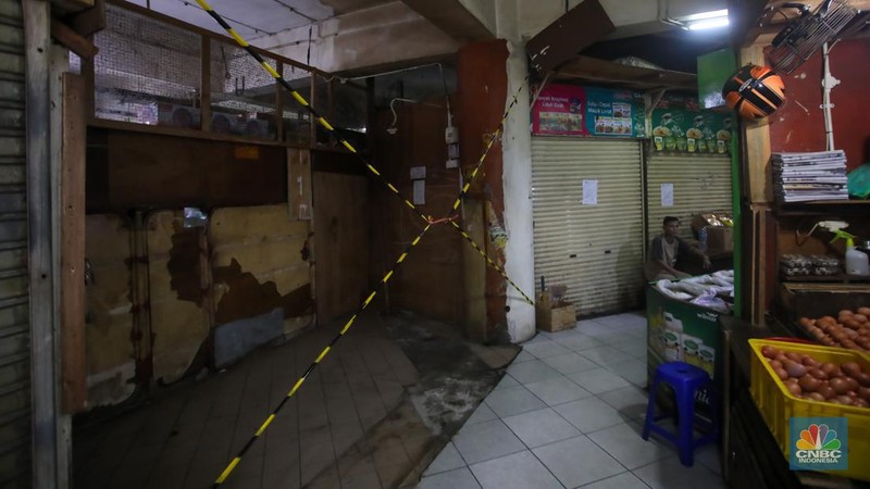 Pasar Tebet Barat yang berada di wilayah pemukiman elit Jakarta Selatan yang dulunya ramai kini nampak sepi pembeli. (CNBC Indonesia/Faisal Rahman)