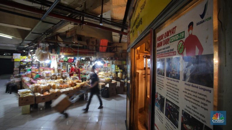 Pasar Tebet Barat yang berada di wilayah pemukiman elit Jakarta Selatan yang dulunya ramai kini nampak sepi pembeli. (CNBC Indonesia/Faisal Rahman)