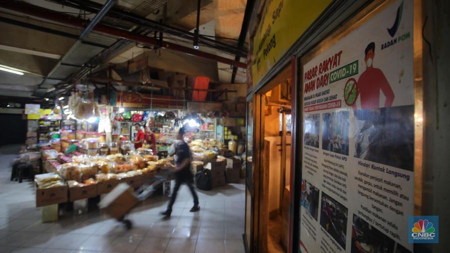Pasar Tebet Barat yang berada di wilayah pemukiman elit Jakarta Selatan yang dulunya ramai kini nampak sepi pembeli. (²©²ÊÍøÕ¾/Faisal Rahman) Pasar Tebet Barat yang berada di wilayah pemukiman elit Jakarta Selatan yang dulunya ramai kini nampak sepi pembeli. (²©²ÊÍøÕ¾/Faisal Rahman)