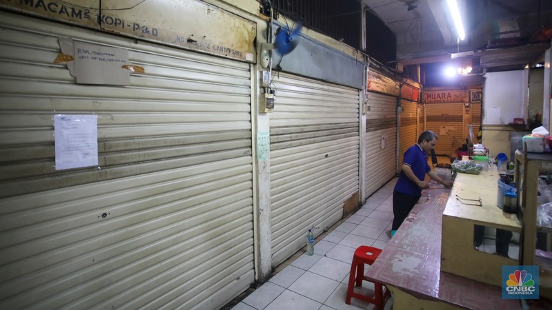 Pasar Tebet Barat yang berada di wilayah pemukiman elit Jakarta Selatan yang dulunya ramai kini nampak sepi pembeli. (CNBC Indonesia/Faisal Rahman)