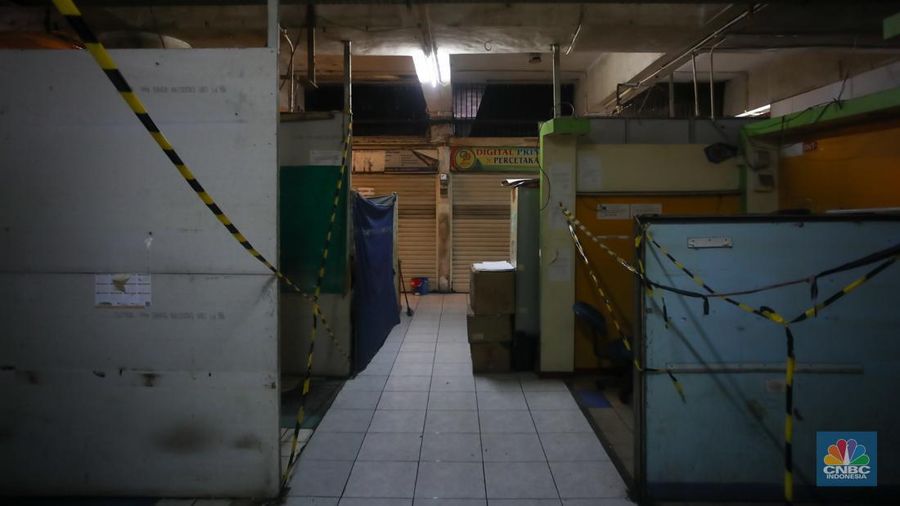 Warga Palestina berjalan melewati rumah-rumah yang hancur, di tengah konflik yang sedang berlangsung antara Israel dan Hamas, di kamp pengungsi Jabalia, di Jalur Gaza utara, 22 Februari 2024. (REUTERS/Mahmoud Issa/File Foto)