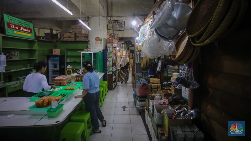 Pasar Tebet Barat yang berada di wilayah pemukiman elit Jakarta Selatan yang dulunya ramai kini nampak sepi pembeli. (CNBC Indonesia/Faisal Rahman)