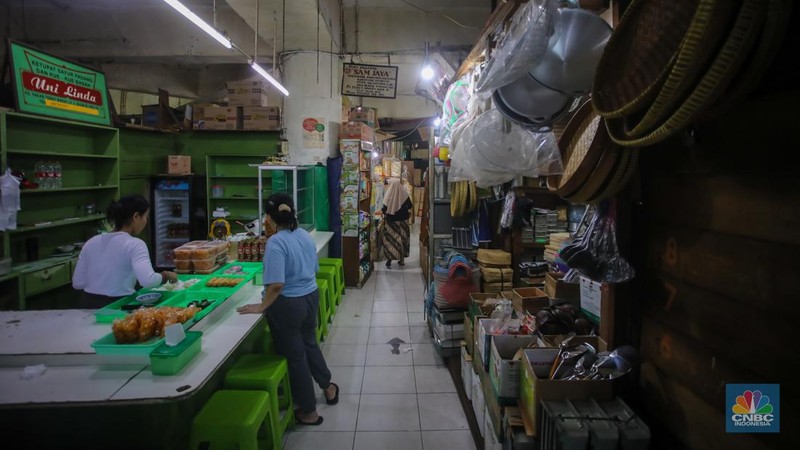 Pasar Tebet Barat yang berada di wilayah pemukiman elit Jakarta Selatan yang dulunya ramai kini nampak sepi pembeli. (CNBC Indonesia/Faisal Rahman)