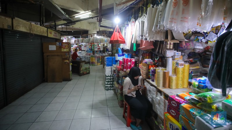 Pasar Tebet Barat yang berada di wilayah pemukiman elit Jakarta Selatan yang dulunya ramai kini nampak sepi pembeli. (CNBC Indonesia/Faisal Rahman)