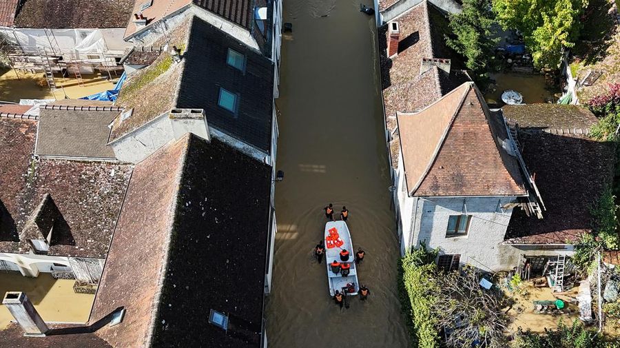 Petugas pemadam kebakaran Prancis berjalan dengan perahu di jalan yang banjir untuk mengevakuasi penduduk di Crecy-la-Chapelle, departemen Seine-et-Marne, setelah hujan lebat dan badai Kirk menyebabkan banjir di negara itu, Prancis, 11 Oktober 2024. (REUTERS/Abdul Saboor)