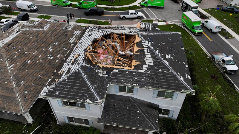 Sebuah properti rusak setelah Badai Milton menerjang daratan, di Lakewood Park, dekat Fort Pierce, di St. Lucie County, Florida, AS, 10 Oktober 2024. (REUTERS/Jose Luis Gonzalez)