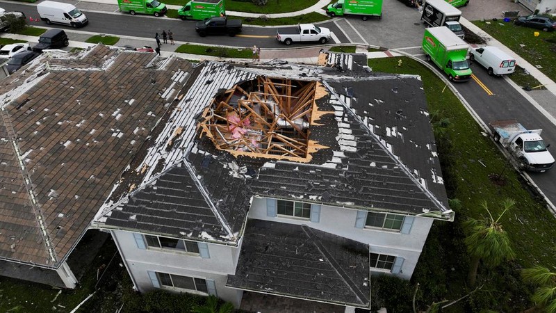 Sebuah properti rusak setelah Badai Milton menerjang daratan, di Lakewood Park, dekat Fort Pierce, di St. Lucie County, Florida, AS, 10 Oktober 2024. (REUTERS/Jose Luis Gonzalez)
