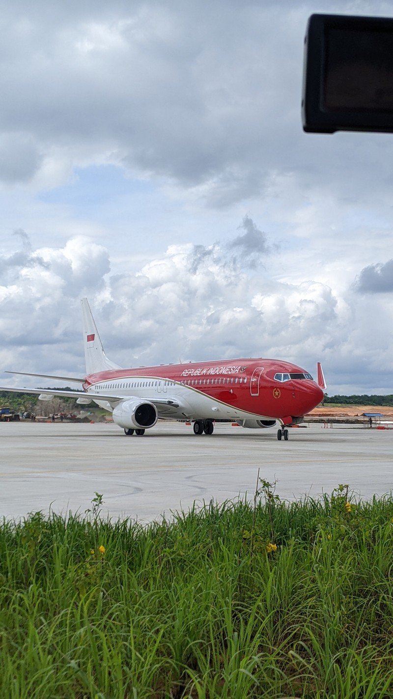 Pesawat kepresidenan Boeing Business Jet 737-800 yang ditumpangi Presiden Joko Widodo (Jokowi) dan rombongan resmi mendarat di Bandara Nusantara, Ibu Kota Nusantara (IKN), Kalimantan Timur, Jumat (11/10/2024). (CNBC Indonesia/Emir Yanwhardana) Pesawat kepresidenan Boeing Business Jet 737-800 yang ditumpangi Presiden Joko Widodo (Jokowi) dan rombongan resmi mendarat di Bandara Nusantara, Ibu Kota Nusantara (IKN), Kalimantan Timur, Jumat (11/10/2024). (CNBC Indonesia/Emir Yanwhardana)