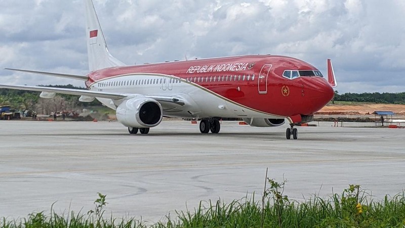 Pesawat kepresidenan  Boeing Business Jet  737-800 yang ditumpangi Presiden Joko Widodo (Jokowi) dan rombongan resmi mendarat di Bandara Nusantara, Ibu Kota Nusantara (IKN), Kalimantan Timur, Jumat (11/10/2024). (CNBC Indonesia/Emir Yanwhardana)