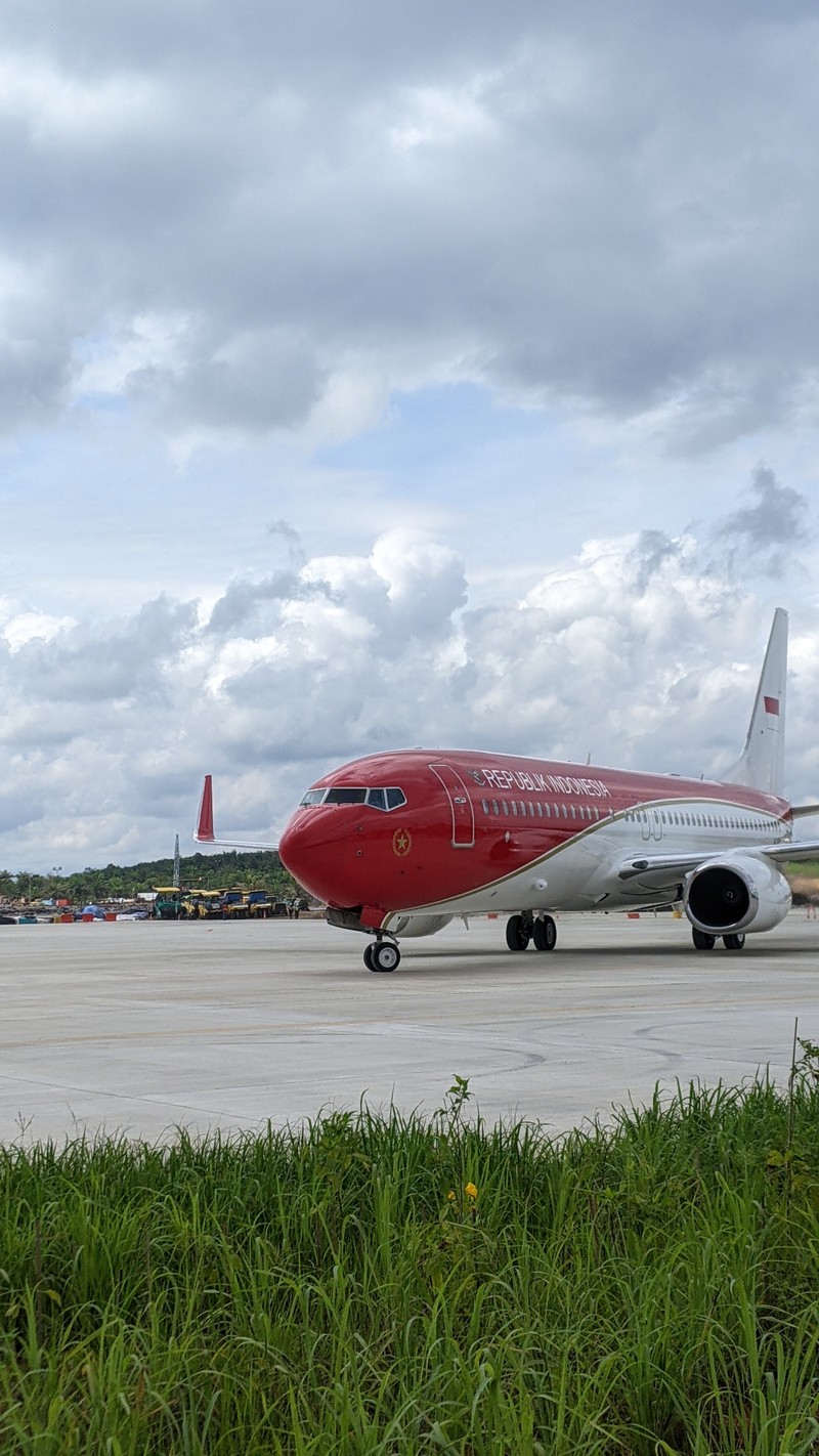 Pesawat kepresidenan Boeing Business Jet 737-800 yang ditumpangi Presiden Joko Widodo (Jokowi) dan rombongan resmi mendarat di Bandara Nusantara, Ibu Kota Nusantara (IKN), Kalimantan Timur, Jumat (11/10/2024). (CNBC Indonesia/Emir Yanwhardana) Pesawat kepresidenan Boeing Business Jet 737-800 yang ditumpangi Presiden Joko Widodo (Jokowi) dan rombongan resmi mendarat di Bandara Nusantara, Ibu Kota Nusantara (IKN), Kalimantan Timur, Jumat (11/10/2024). (CNBC Indonesia/Emir Yanwhardana)