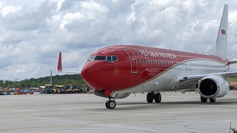 Pesawat kepresidenan  Boeing Business Jet  737-800 yang ditumpangi Presiden Joko Widodo (Jokowi) dan rombongan resmi mendarat di Bandara Nusantara, Ibu Kota Nusantara (IKN), Kalimantan Timur, Jumat (11/10/2024). (CNBC Indonesia/Emir Yanwhardana)