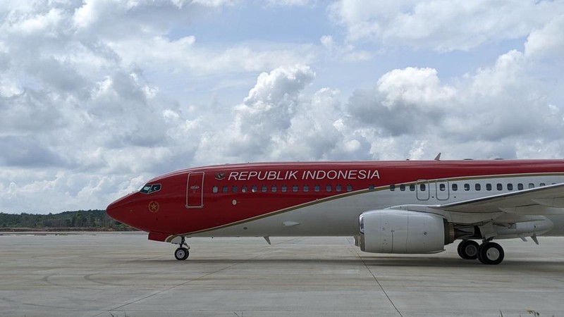 Pesawat kepresidenan  Boeing Business Jet  737-800 yang ditumpangi Presiden Joko Widodo (Jokowi) dan rombongan resmi mendarat di Bandara Nusantara, Ibu Kota Nusantara (IKN), Kalimantan Timur, Jumat (11/10/2024). (վ/Emir Yanwhardana)