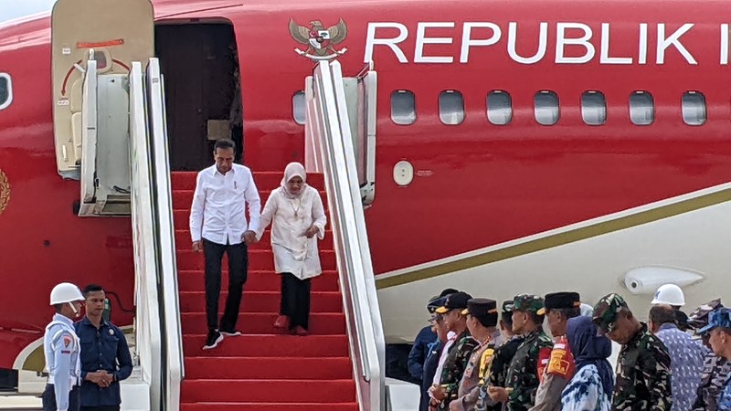 Pesawat kepresidenan Boeing Business Jet 737-800 yang ditumpangi Presiden Joko Widodo (Jokowi) dan rombongan resmi mendarat di Bandara Nusantara, Ibu Kota Nusantara (IKN), Kalimantan Timur, Jumat (11/10/2024). (CNBC Indonesia/Emir Yanwhardana) Pesawat kepresidenan Boeing Business Jet 737-800 yang ditumpangi Presiden Joko Widodo (Jokowi) dan rombongan resmi mendarat di Bandara Nusantara, Ibu Kota Nusantara (IKN), Kalimantan Timur, Jumat (11/10/2024). (CNBC Indonesia/Emir Yanwhardana)