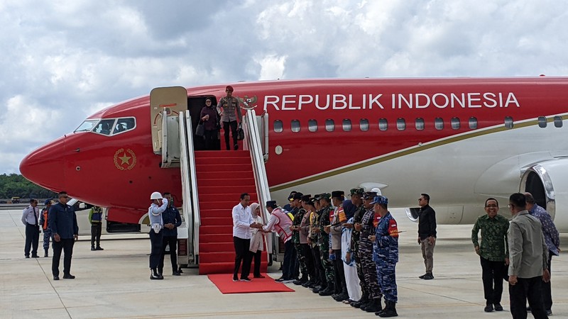 Pesawat kepresidenan Boeing Business Jet 737-800 yang ditumpangi Presiden Joko Widodo (Jokowi) dan rombongan resmi mendarat di Bandara Nusantara, Ibu Kota Nusantara (IKN), Kalimantan Timur, Jumat (11/10/2024). (CNBC Indonesia/Emir Yanwhardana) Pesawat kepresidenan Boeing Business Jet 737-800 yang ditumpangi Presiden Joko Widodo (Jokowi) dan rombongan resmi mendarat di Bandara Nusantara, Ibu Kota Nusantara (IKN), Kalimantan Timur, Jumat (11/10/2024). (CNBC Indonesia/Emir Yanwhardana)