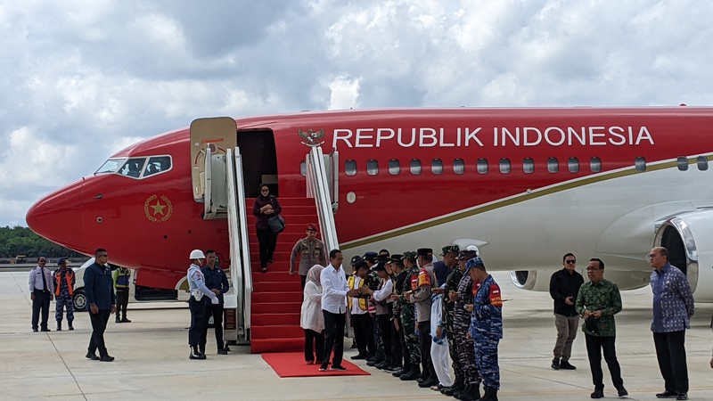 Pesawat kepresidenan  Boeing Business Jet  737-800 yang ditumpangi Presiden Joko Widodo (Jokowi) dan rombongan resmi mendarat di Bandara Nusantara, Ibu Kota Nusantara (IKN), Kalimantan Timur, Jumat (11/10/2024). (CNBC Indonesia/Emir Yanwhardana)