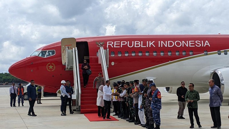 Pesawat kepresidenan  Boeing Business Jet  737-800 yang ditumpangi Presiden Joko Widodo (Jokowi) dan rombongan resmi mendarat di Bandara Nusantara, Ibu Kota Nusantara (IKN), Kalimantan Timur, Jumat (11/10/2024). (CNBC Indonesia/Emir Yanwhardana)