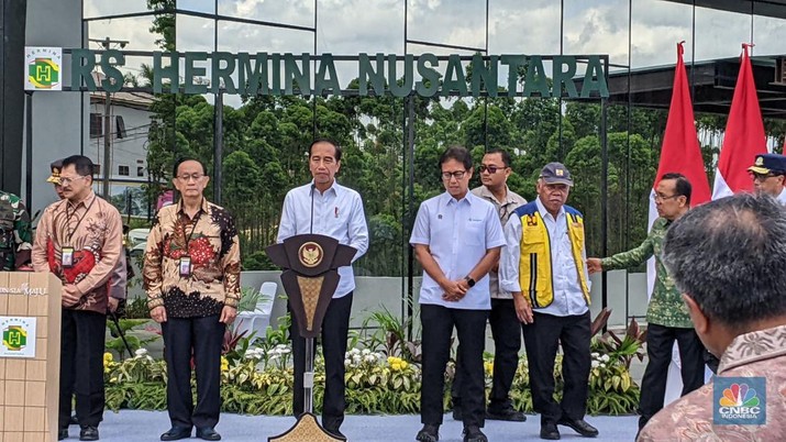 Presiden Joko Widodo (Jokowi) meresmikan rumah sakit Hermina di Nusantara, Kalimantan Timur, Jumat (11/10/2024). Ia menyebut rumah sakit ini memiliki interior kelas hotel bintang 5.  (CNBC Indonesia/Emir Yanwhardana))