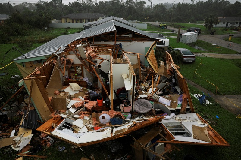Sebuah properti rusak setelah Badai Milton menerjang daratan, di Lakewood Park, dekat Fort Pierce, di St. Lucie County, Florida, AS, 10 Oktober 2024. Sebuah properti rusak setelah Badai Milton menerjang daratan, di Lakewood Park, dekat Fort Pierce, di St. Lucie County, Florida, AS, 10 Oktober 2024. (REUTERS/Jose Luis Gonzalez)