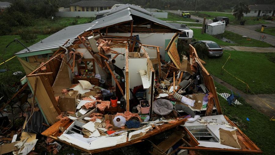Sebuah properti rusak setelah Badai Milton menerjang daratan, di Lakewood Park, dekat Fort Pierce, di St. Lucie County, Florida, AS, 10 Oktober 2024. (REUTERS/Jose Luis Gonzalez)