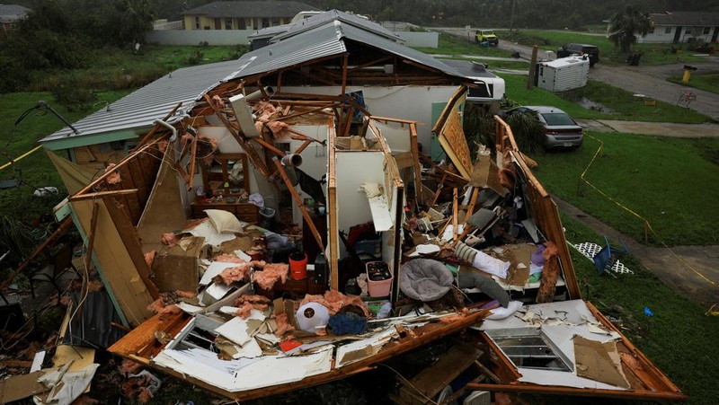 Sebuah properti rusak setelah Badai Milton menerjang daratan, di Lakewood Park, dekat Fort Pierce, di St. Lucie County, Florida, AS, 10 Oktober 2024. (REUTERS/Jose Luis Gonzalez)