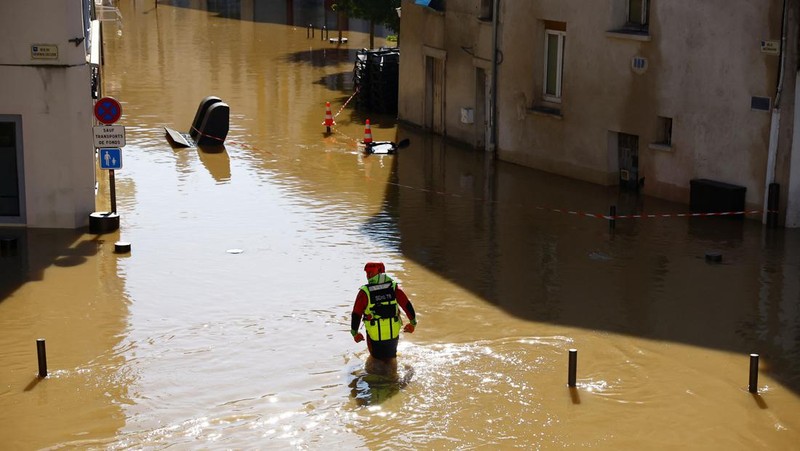 Petugas pemadam kebakaran Prancis berjalan dengan perahu di jalan yang banjir untuk mengevakuasi penduduk di Crecy-la-Chapelle, departemen Seine-et-Marne, setelah hujan lebat dan badai Kirk menyebabkan banjir di negara itu, Prancis, 11 Oktober 2024. (REUTERS/Abdul Saboor)