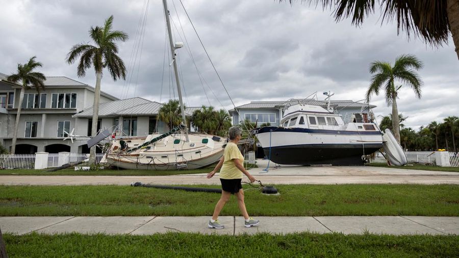 Sebuah properti rusak setelah Badai Milton menerjang daratan, di Lakewood Park, dekat Fort Pierce, di St. Lucie County, Florida, AS, 10 Oktober 2024. (REUTERS/Jose Luis Gonzalez)