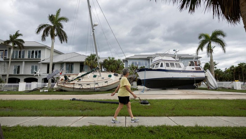 Sebuah properti rusak setelah Badai Milton menerjang daratan, di Lakewood Park, dekat Fort Pierce, di St. Lucie County, Florida, AS, 10 Oktober 2024. (REUTERS/Jose Luis Gonzalez)