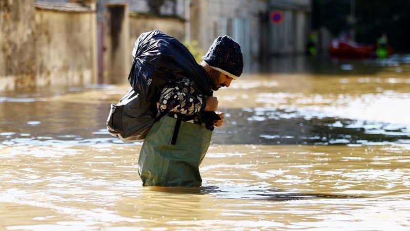 Petugas pemadam kebakaran Prancis berjalan dengan perahu di jalan yang banjir untuk mengevakuasi penduduk di Crecy-la-Chapelle, departemen Seine-et-Marne, setelah hujan lebat dan badai Kirk menyebabkan banjir di negara itu, Prancis, 11 Oktober 2024. (REUTERS/Abdul Saboor)