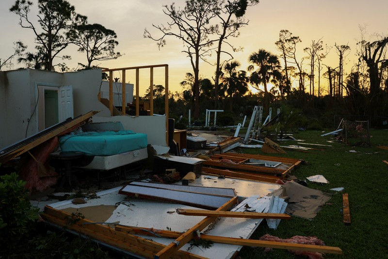 Sebuah properti rusak setelah Badai Milton menerjang daratan, di Lakewood Park, dekat Fort Pierce, di St. Lucie County, Florida, AS, 10 Oktober 2024. (REUTERS/Jose Luis Gonzalez)