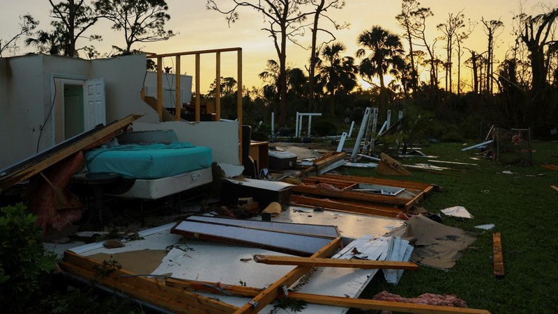 Sebuah properti rusak setelah Badai Milton menerjang daratan, di Lakewood Park, dekat Fort Pierce, di St. Lucie County, Florida, AS, 10 Oktober 2024. (REUTERS/Jose Luis Gonzalez)