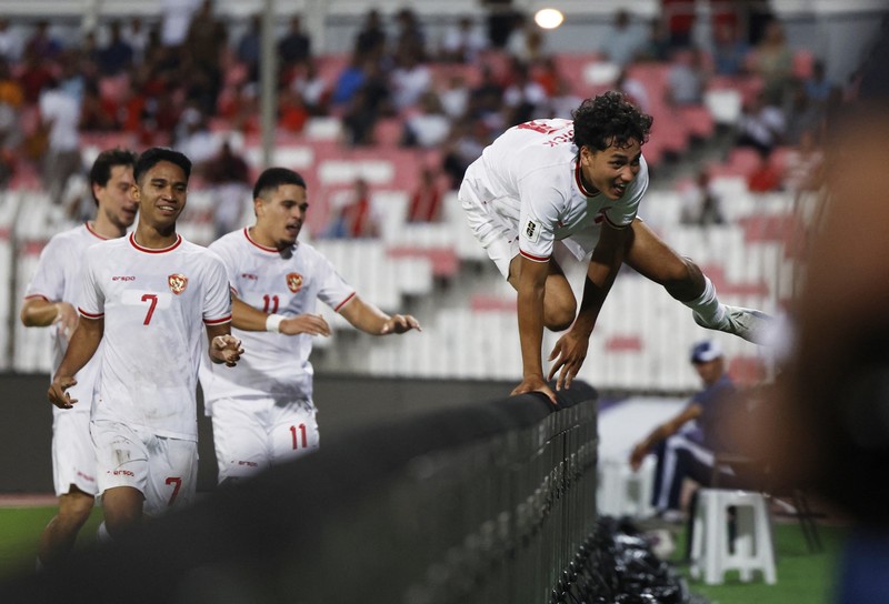 Skuad Timnas Indonesia pertandingan Putaran Ketiga , babak kualifikasi Piala Dunia Bahrain vs Indonesia di Stadion Nasional Bahrain, Riffa, Kamis, 10/10. REUTERS/Hamad I Mohammed