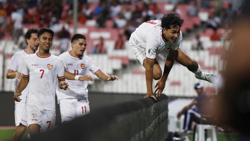 Skuad Timnas Indonesia pertandingan Putaran Ketiga , babak kualifikasi Piala Dunia Bahrain vs Indonesia di Stadion Nasional Bahrain, Riffa, Kamis, 10/10. REUTERS/Hamad I Mohammed