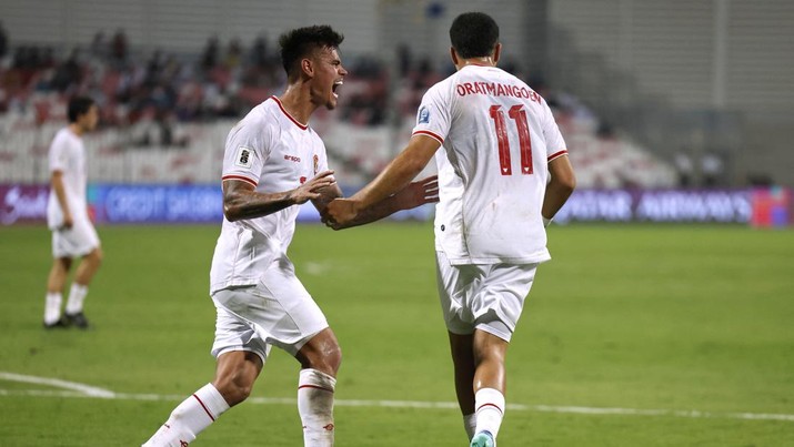 Ragnar Oratmangoen bersama Mees Hilgers saat perayaan gol pertama untuk Indonesia, pada pertandingan Putaran Ketiga , babak kualifikasi Piala Dunia Bahrain vs Indonesia di Stadion Nasional Bahrain, Riffa, Kamis, 10/10. REUTERS/Hamad I Mohammed