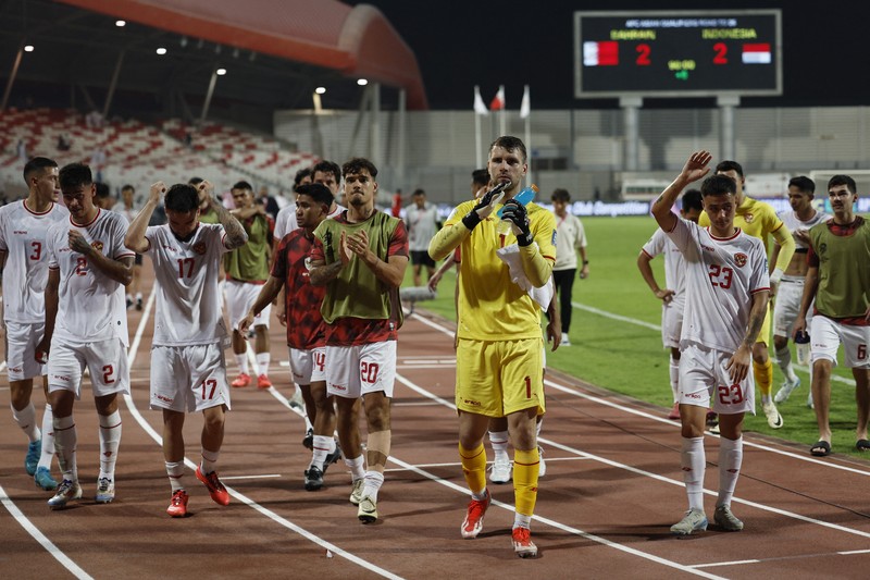 Skuad Timnas Indonesia pertandingan Putaran Ketiga , babak kualifikasi Piala Dunia Bahrain vs Indonesia di Stadion Nasional Bahrain, Riffa, Kamis, 10/10. REUTERS/Hamad I Mohammed