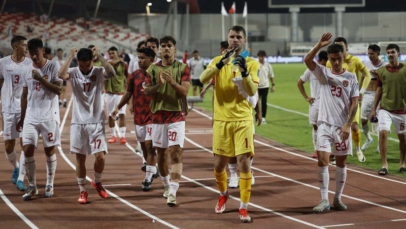 Skuad Timnas Indonesia pertandingan Putaran Ketiga , babak kualifikasi Piala Dunia Bahrain vs Indonesia di Stadion Nasional Bahrain, Riffa, Kamis, 10/10. REUTERS/Hamad I Mohammed