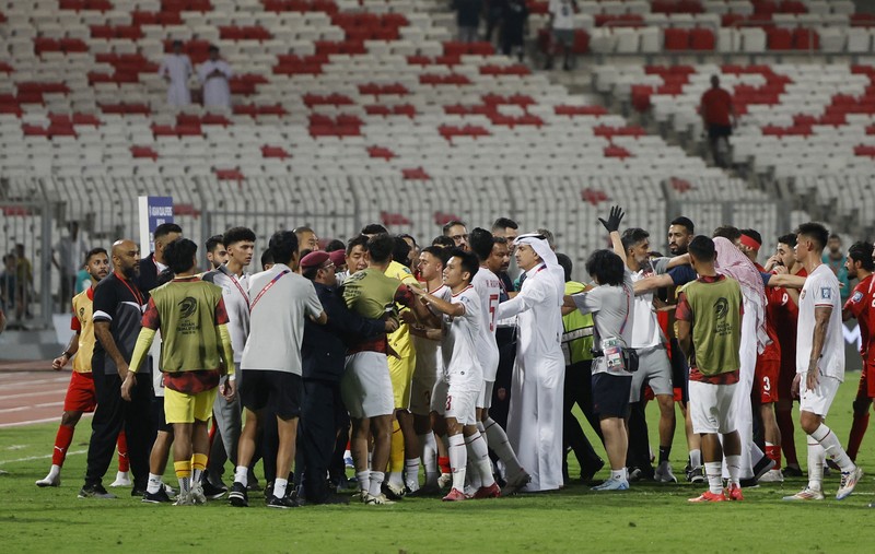 Soccer Football - World Cup - Asian Qualifiers - Third Round - Group C - Bahrain v Indonesia - Bahrain National Stadium, Riffa, Bahrain - October 10, 2024 Referee Ahmed Al-Kaf with police after the match REUTERS/Hamad I Mohammed