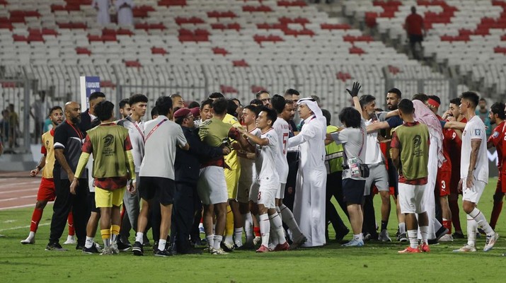 Pemain Bahrain dan Indonesia bentrok setelah pertandingan  Putaran Ketiga , babak kualifikasi Piala Dunia Bahrain vs Indonesia di Stadion Nasional Bahrain, Riffa, Kamis, 10/10. REUTERS/Hamad I Mohammed