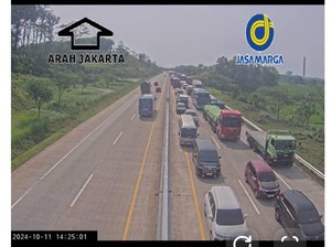Ada Truk Terbakar, Begini Suasana Jalan Tol Semarang-Batang KM 359