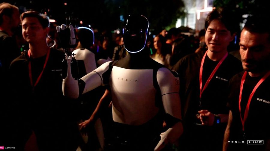 Robot Optimus Tesla memberi isyarat pada hari peluncuran di Los Angeles, California, AS, 10 Oktober 2024
