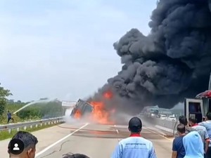 Truk Kontainer Terbakar di Jalan Tol Semarang-Batang KM 359!